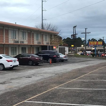 Tyler Inn & Suites Esterno foto