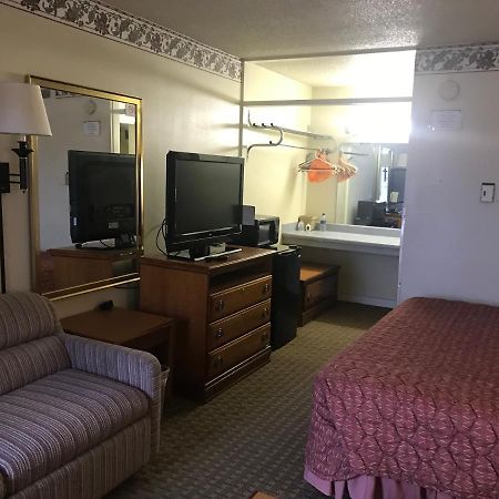Tyler Inn & Suites Esterno foto