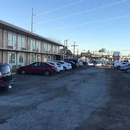 Tyler Inn & Suites Esterno foto