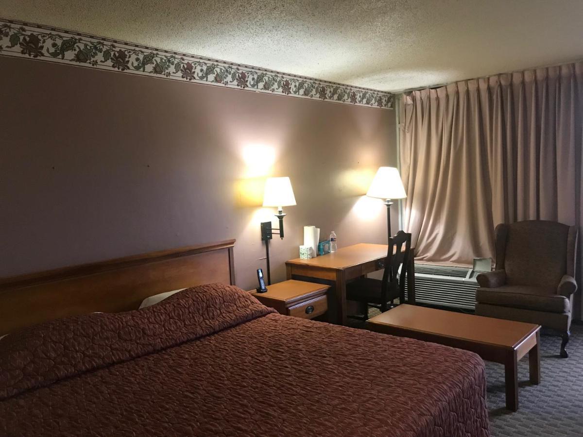 Tyler Inn & Suites Esterno foto