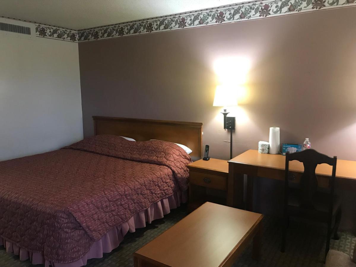 Tyler Inn & Suites Esterno foto