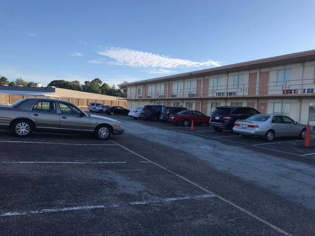 Tyler Inn & Suites Esterno foto