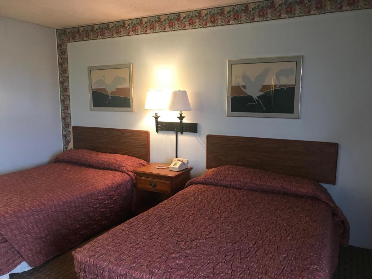 Tyler Inn & Suites Esterno foto