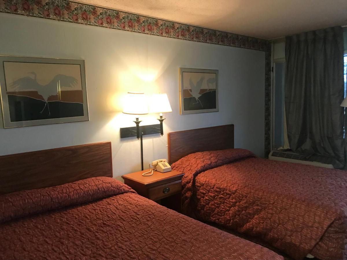 Tyler Inn & Suites Esterno foto